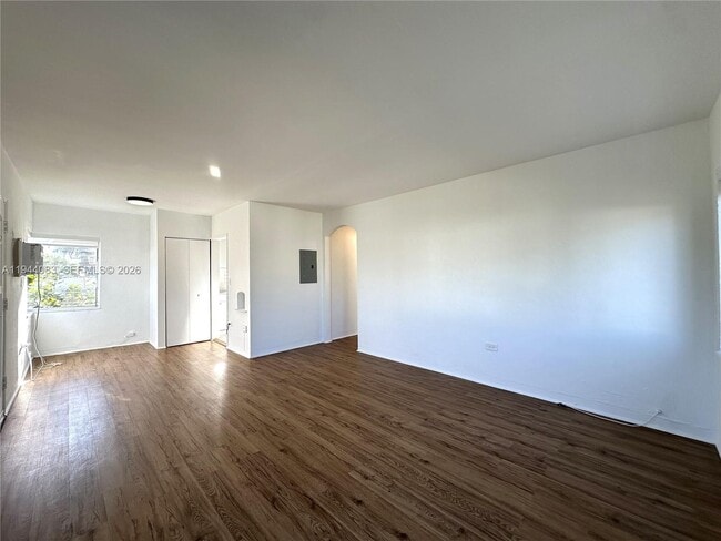 Building Photo - 1910 Biarritz Dr Unit 3