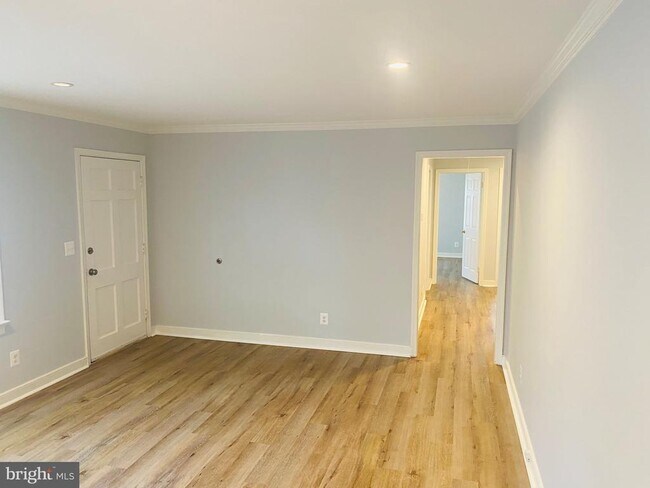 Photo - 856 Churchill Dr