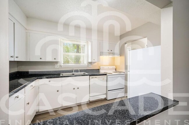 Photo - 108 N Chestnut St