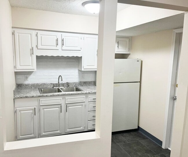 Photo - Castle Court Apartments - Midtown