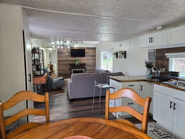 Photo - Great Two Bedroom Close To Midtown