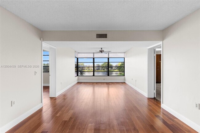 Photo - 1524 Whitehall Dr Unit 405