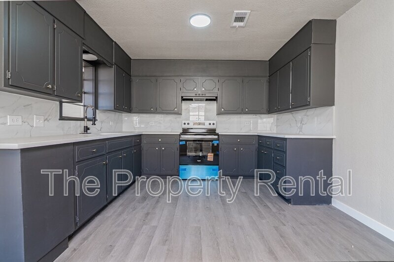 Photo - 907 E 15th St
