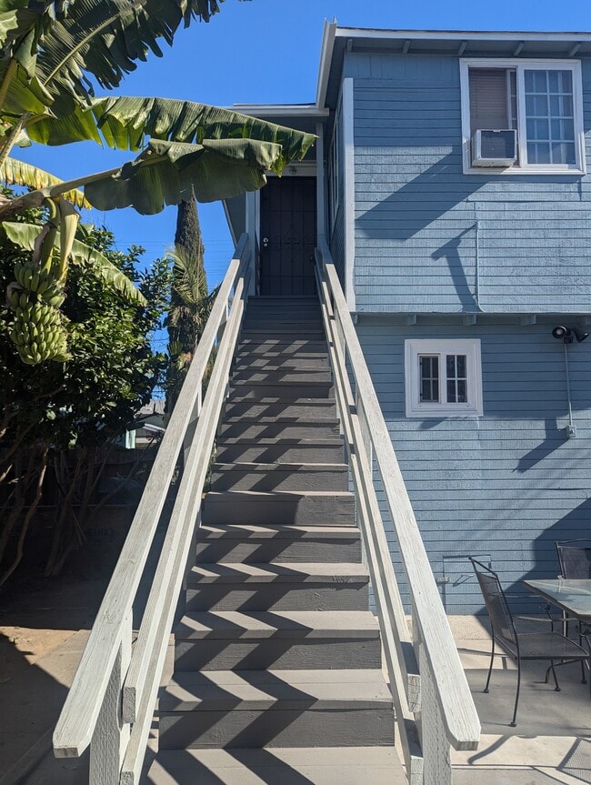 Stairs to front door - 821 Walnut Ave Unidad 821 Walnut