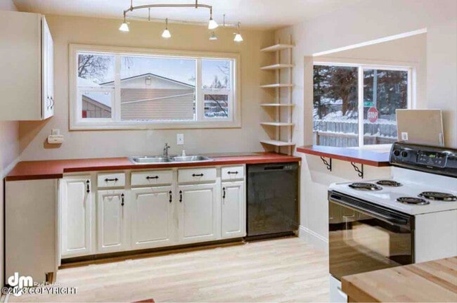 Photo - 2807 Turnagain St