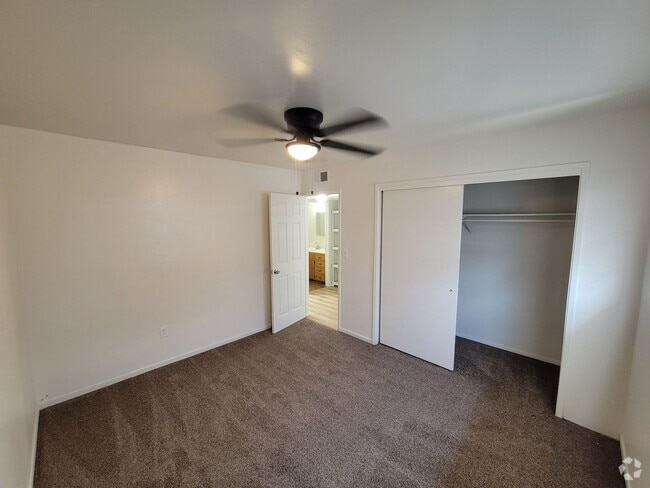 Building Photo - 914 E 2nd St Unit Front Rental