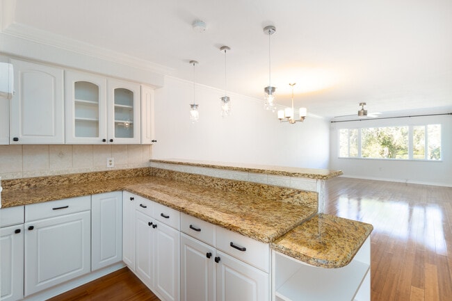 Entrance to Kitchen - 4550 Overlook Dr NE Unit 000
