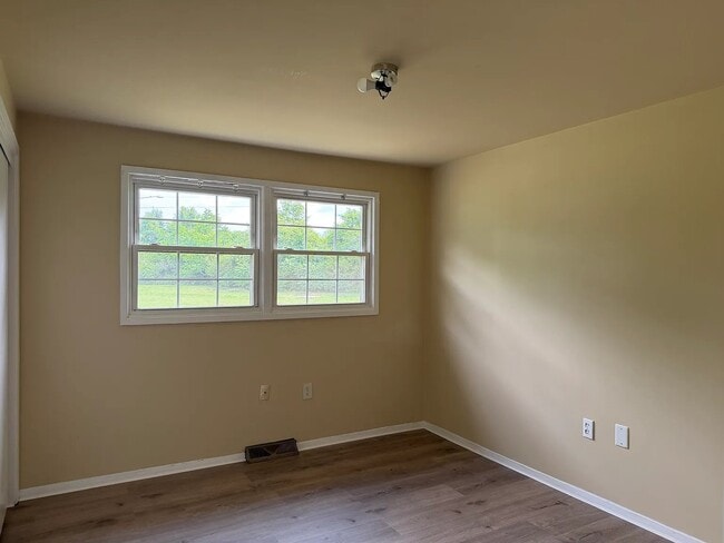 Photo - 121 Woodgate Cir