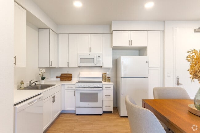 2BR, 1BA - 688SF - Kitchen
