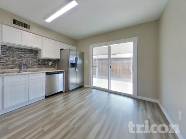 Photo - 1205 E Grove Cir