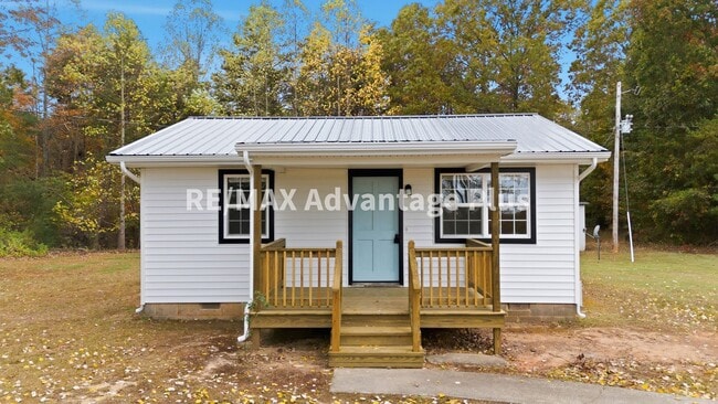 Building Photo - Updated 2-bedroom home close to Farmville