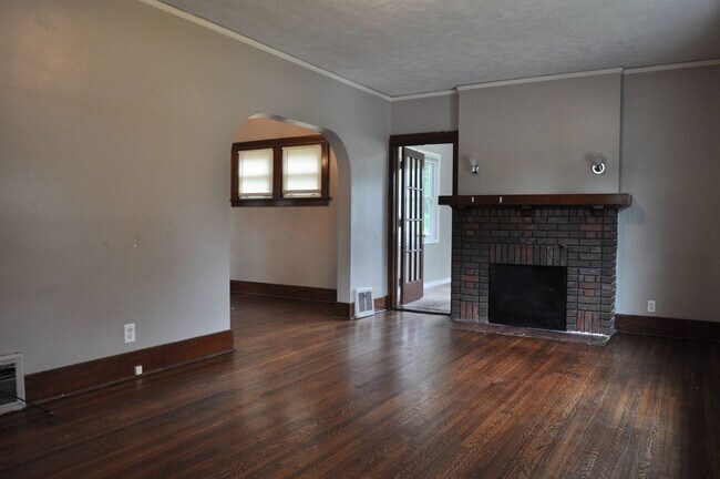 Photo - 4 Bed, 2 Bath!