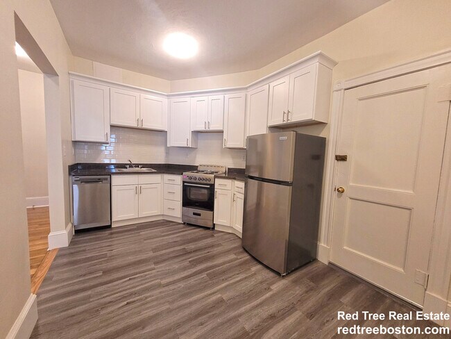 Building Photo - 1575 Beacon St Unit 3 Rental