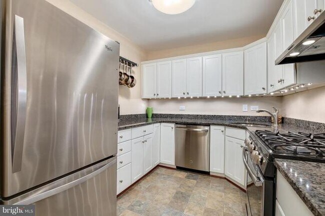 Kitchen - 8315 N Brook Ln Unit 604