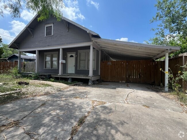 Building Photo - ROBSTOWN TWO BEDROOM WITH LOTS OF PARKING Rental
