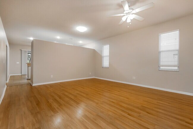 Photo - 619 Wave Crest Cir