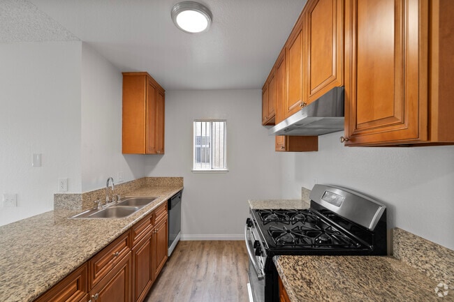 1 BR, 1 BA - 790SF - Walnut Apartments