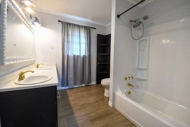 Photo - 278 W Robert E Lee Blvd