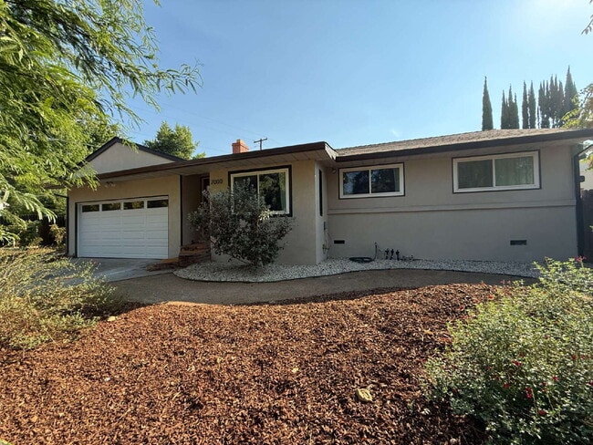 Building Photo - Newly Remodeled 4 Bed 2 Bath in Citrus Hei...