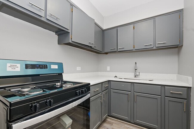 Photo - 7806-7812 S Troy