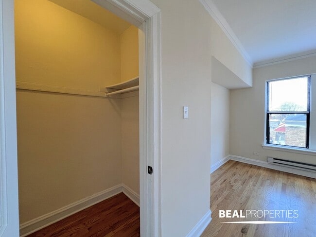 4614 N Paulina