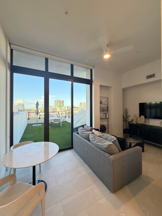 Building Photo - 170 NE 23rd St Unit T6