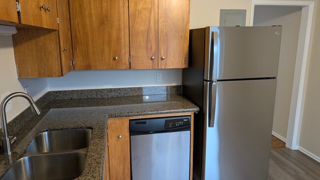 New stainless fridge + dishwasher - 729 Pecks Dr Unit 6