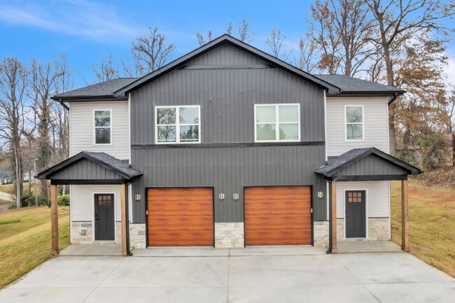 Building Photo - Updated 3-Bedroom, 2.5-Bathroom Townhome Gem in Landrum Unit A