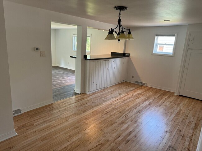 Photo - City Close, Country Feel – Charming Madiso...