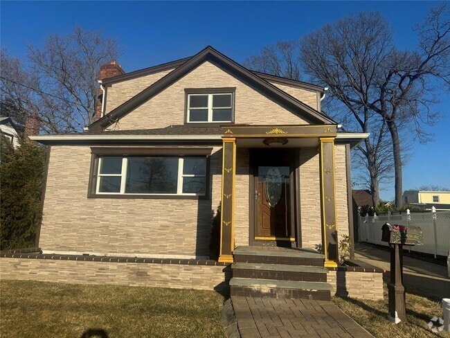 Building Photo - 715 Thrush Ave Rental