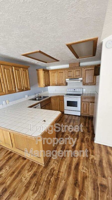 Photo - 2565 Burlington St NE