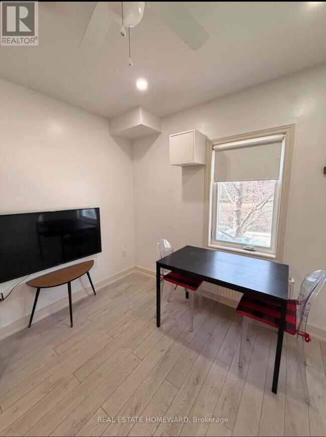 1659 Gerrard St E Unit 5