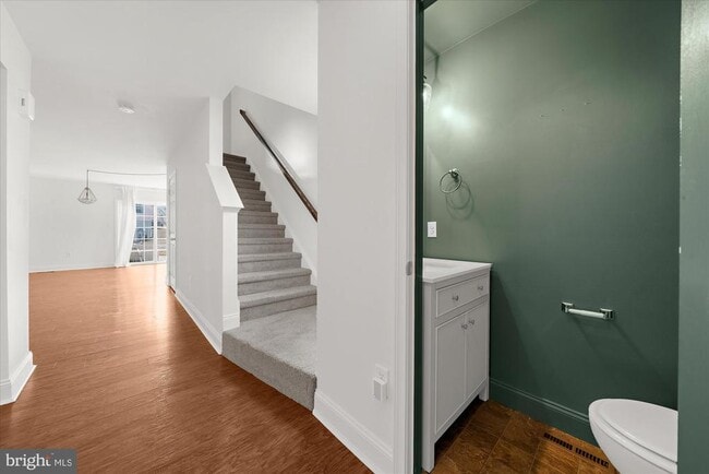 Photo - 105 N Yeingst Dr