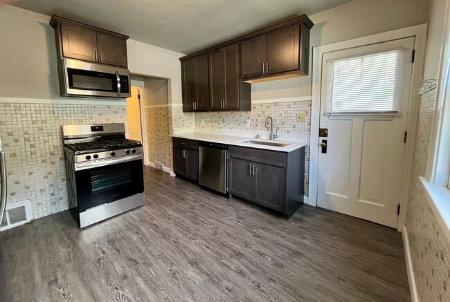 Kitchen - 2477-2479 N Dousman St Unit 2479