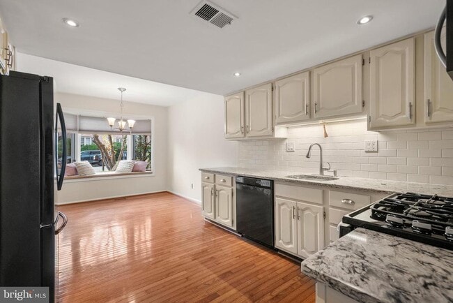 Photo - 11 Treaty Dr