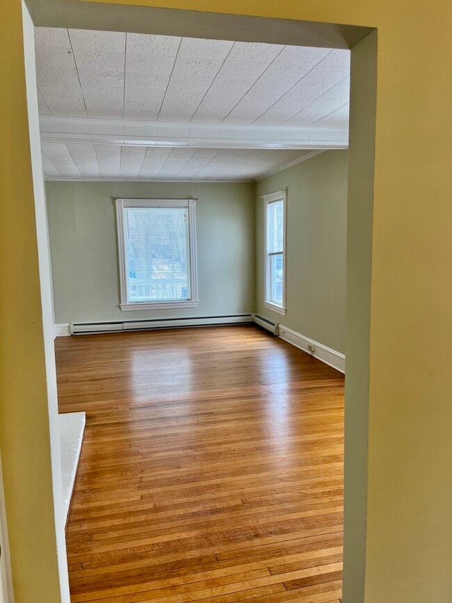 Mirando hacia la sala de estar desde la cocina. - 114 Buell St Unidad 1