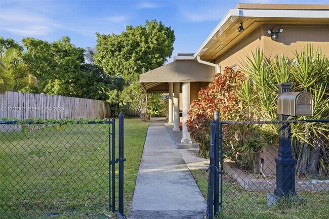 Photo - 2445 SW 18th St Unit 3