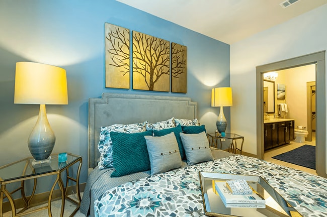 Photo - Live in Style – Up to 6 Weeks FREE in Down... Unit CRT1