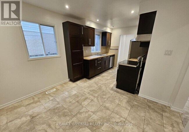 Photo - 442 Church St S