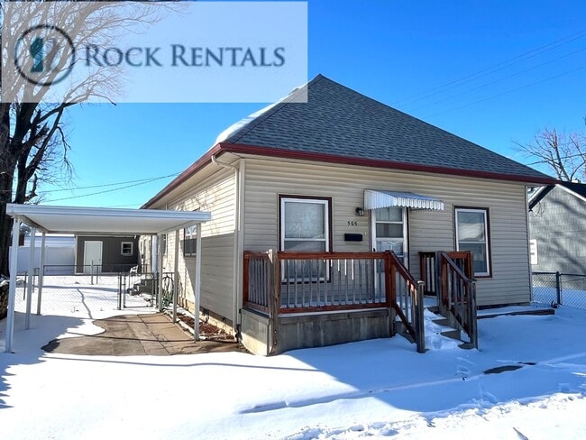 Building Photo - 3 Bed 1 Bath with Car Port