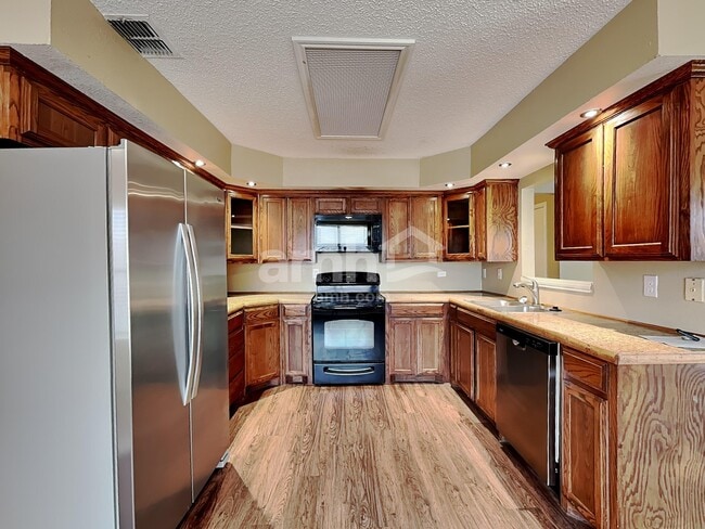 1312 Greenleaf Ct