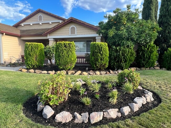 Building Photo - INCREDIBLY RARE & IMMACULATE 4 BEDROOM SIN...