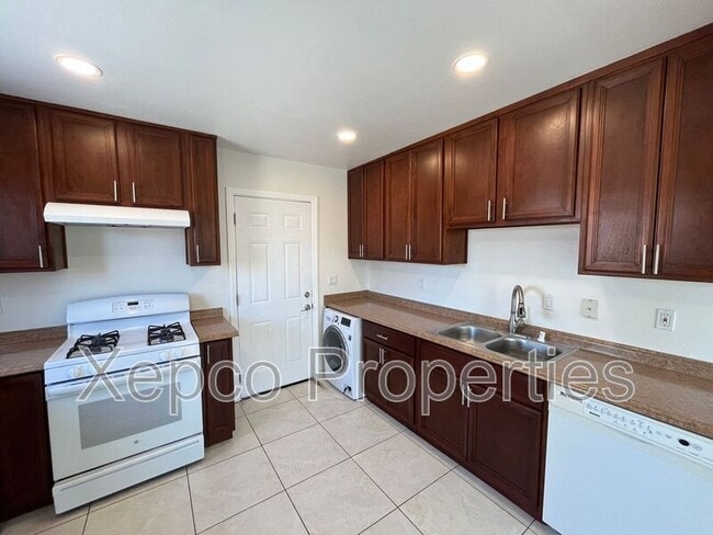 Building Photo - 422 Rosa Parks Rd Unit #B