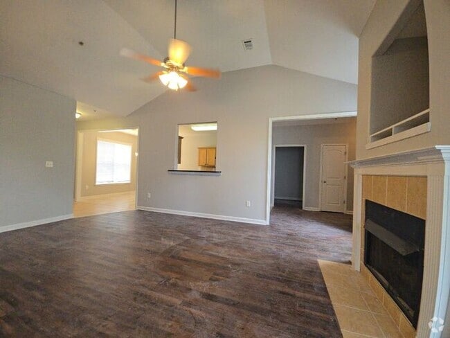 Building Photo - COMING SOON! 3bed/2bath Townhome w/Garage ...
