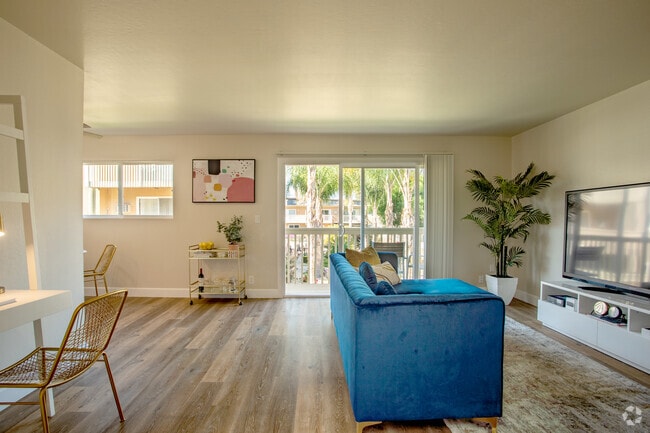 1BR, 1BA - 700SF