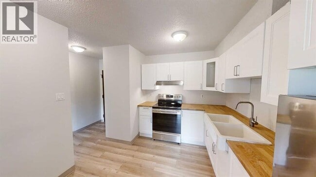 Photo - 5117-5144 44 St