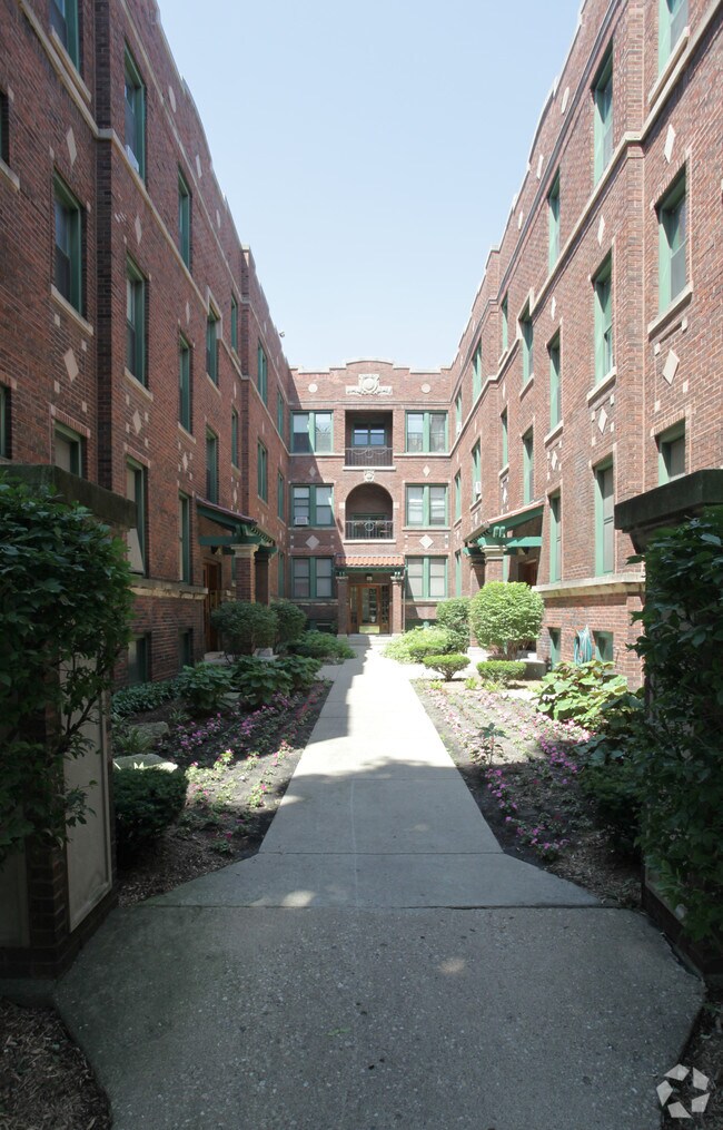 Photo - Ivy at Kimbark