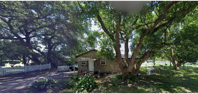 Building Photo - Three Bedroom One Bathroom Home For Rent !!