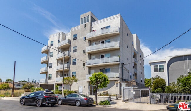 Building Photo - 1025 Dewey Ave Unit 303