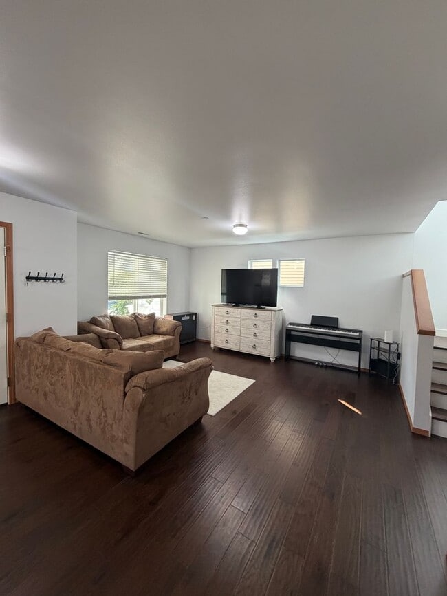 1479 Burnside Pl
